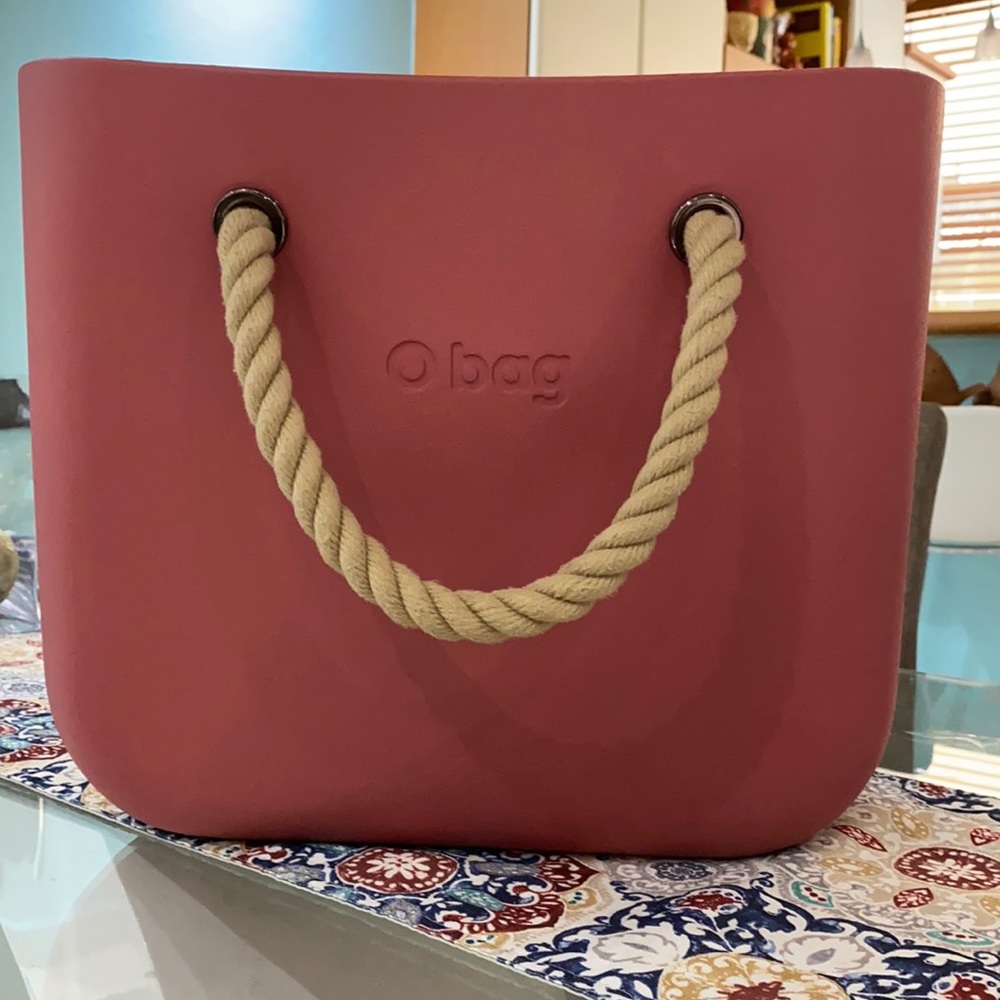 O bag ruby red XL with natural rope short handles.